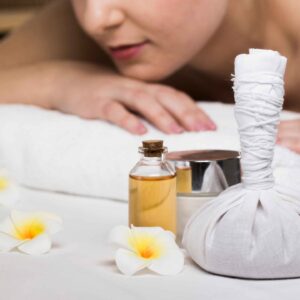 Massage aux pochons aromatiques de Provence et riz de Camargue